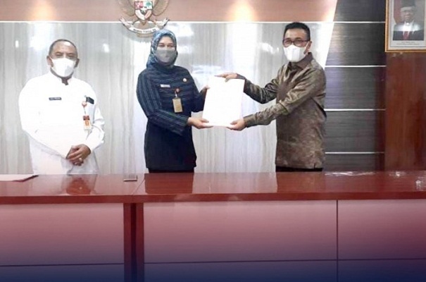 Kepala Badan Pengelolaan Keuangan dan Aset Daerah Provinsi Banten Rina Dewiyanti menyerahkan SK Gubernur kepada Direktur Utama Bank Banten Agus Syabarrudin