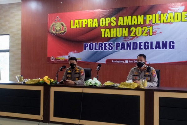 Wakapolres Pandeglang Kompol Rahmat Sampurno pada acara latihan pra pengamanan pilkades.