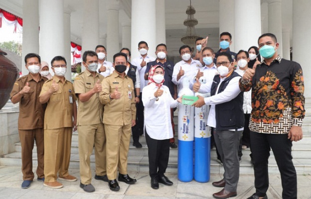 Wakil Ketua Kadin Banten Amir Hamzah saat menyerahkan bantuan tabung oksigen kepada Pemkab Serang yang diterima Bupati Serang Ratu Tatu Chasanah di Pemkab Serang